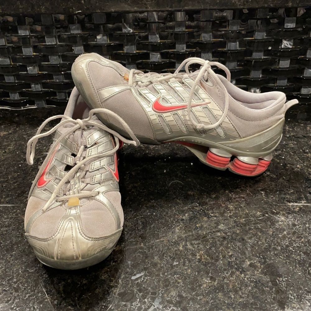 Women’s Nike shoe